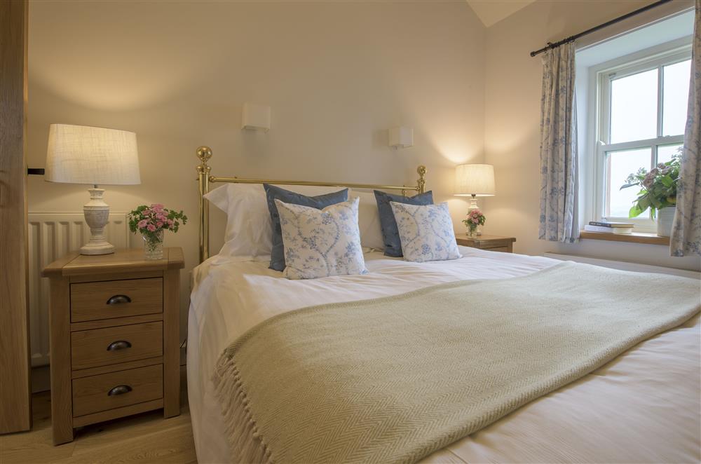 Bedroom three with a 5’ king size bed and en-suite bathroom at Todd Hills Hall Farmhouse and Vale Croft, Melmerby