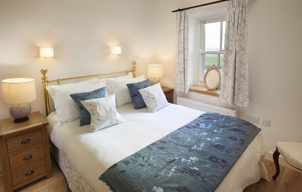 Bedroom 3 with 5’ king size bed and en-suite bathroom at Todd Hills Hall Farmhouse, Melmerby