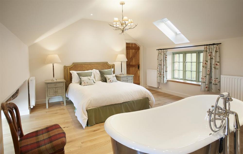 Bedroom 4 with 5’ king size bed and integrated en-suite bathroom (photo 2) at Todd Hills Hall Farmhouse, Melmerby