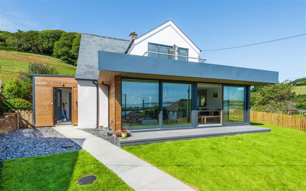 Toorak in Torcross, a beautiful contemporary holiday home by the sea with an indulgent hot tub, parking and a small dog welcome too! at Toorak in Torcross