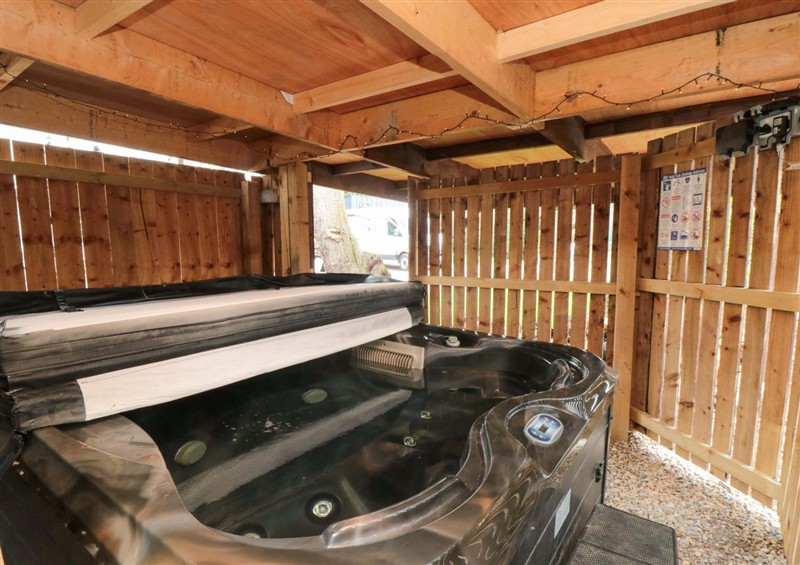 The hot tub at Toote Suite, High Leven