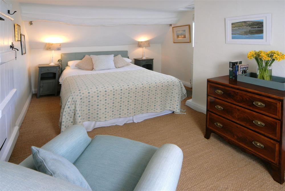 Bedroom one with a 5’ king-size bed at Top Cottage, Oddington, Upper Oddington