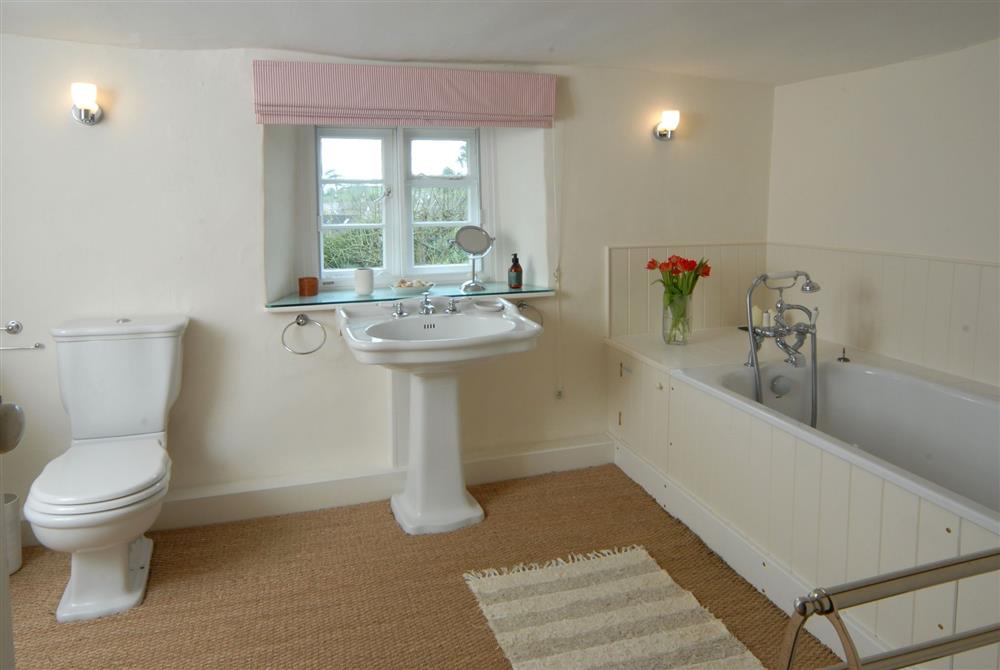 En-suite bathroom at Top Cottage, Oddington, Upper Oddington