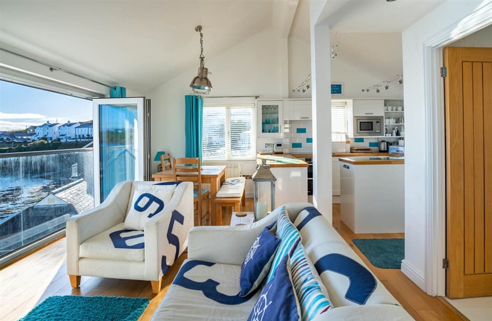 Living area (photo 5) at Top Deck in Portscatho, Cornwall