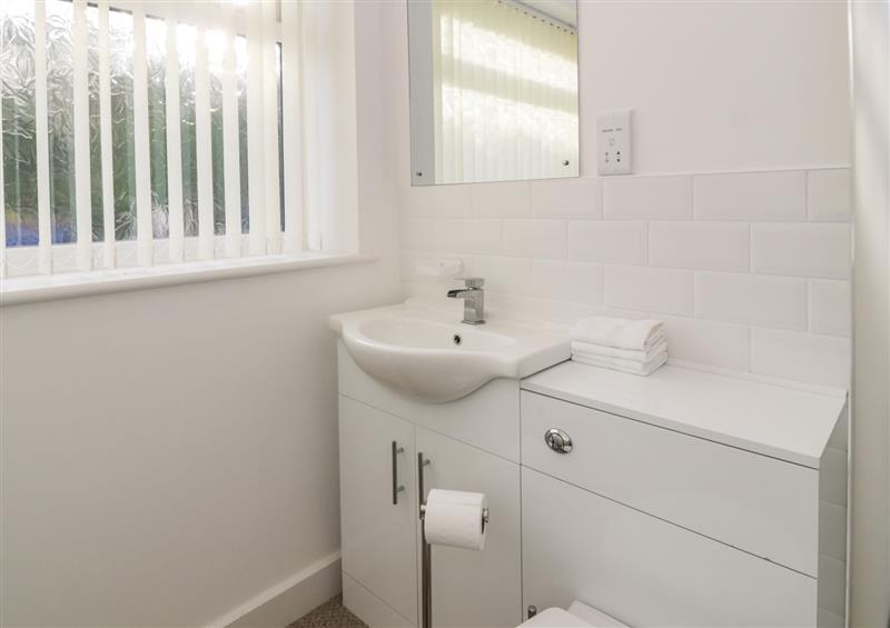 Bathroom at Top Of The Lane Holiday Apartment, Benllech