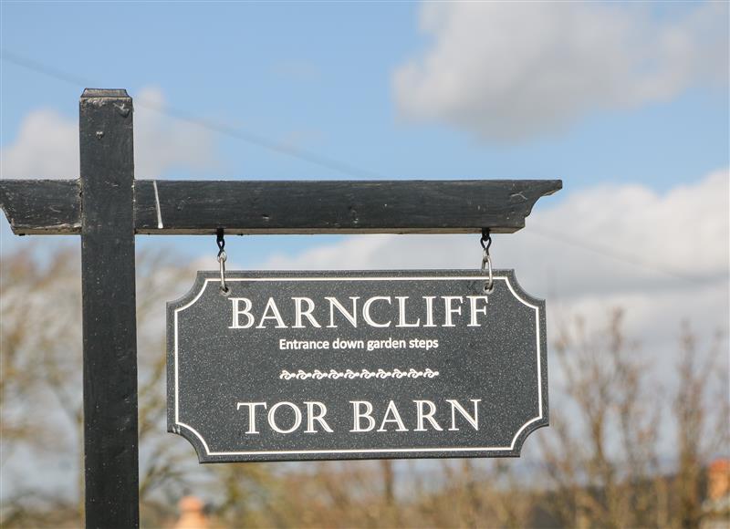 The setting around Tor Barn