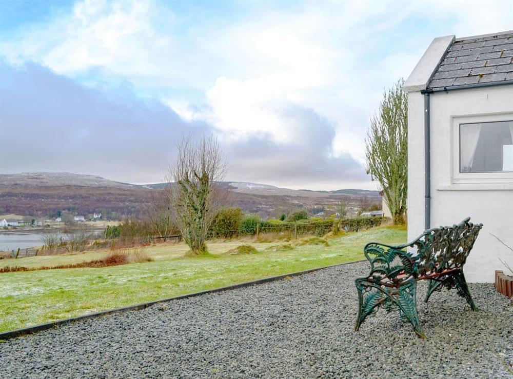 Sitting-out-area at Tote Cottage in Skeabost Bridge, Isle Of Skye