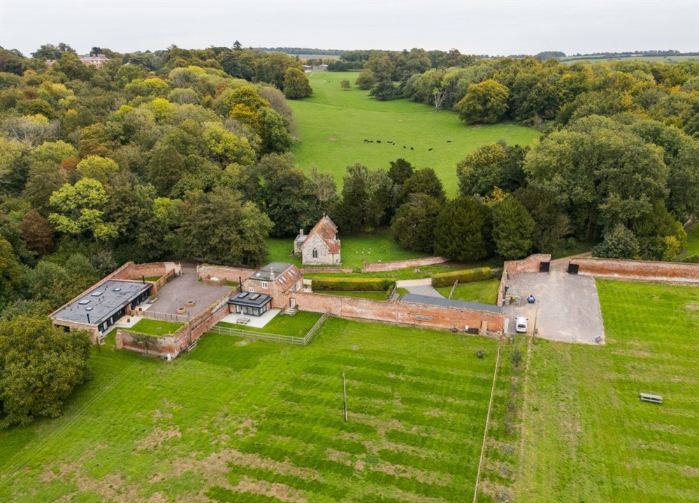 Outside (photo 5) at Trafalgar Gardens in Downton