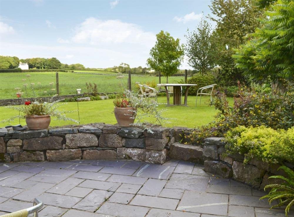 Large enclosed lawned garden with patio, garden furniture and BBQ (photo 2) at Tre Anna Lodge in Dwyran, near Llanfairpwllgwyngyll, Anglesey, Gwynedd