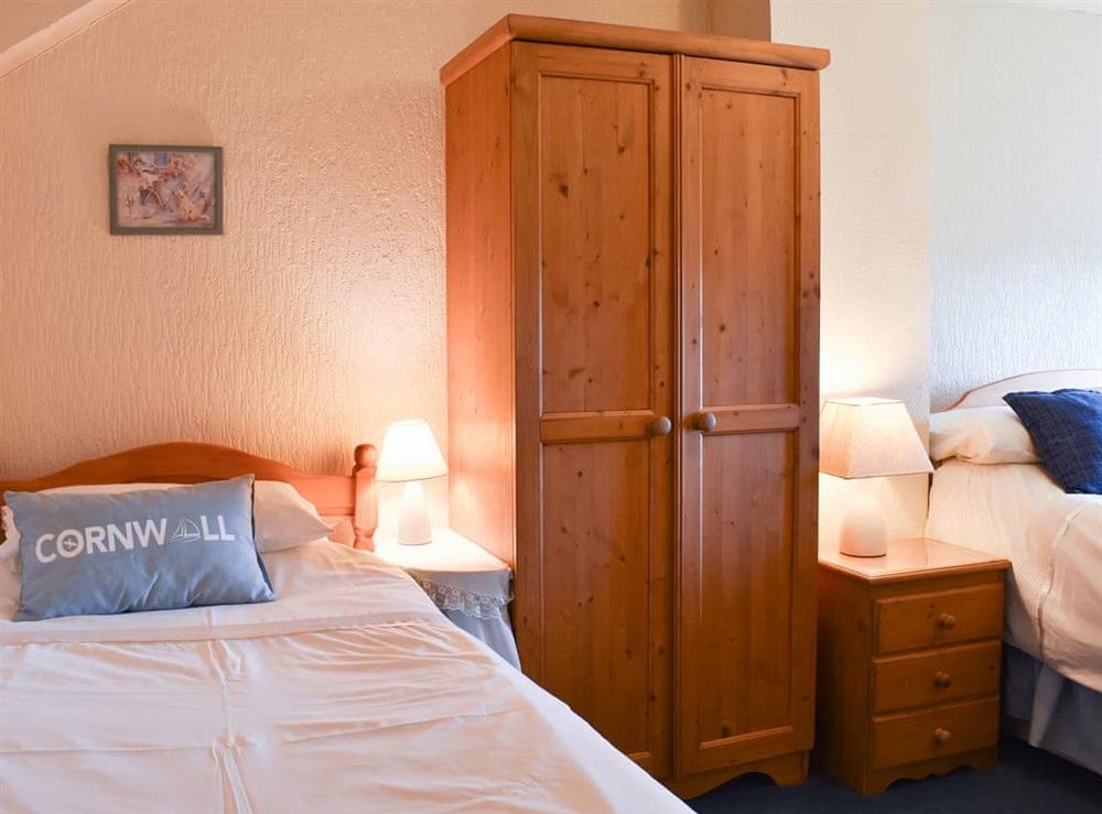 Twin bedroom (photo 2) at Holly, 