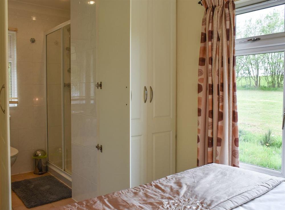 Double bedroom with en-suite at The Lodge, 