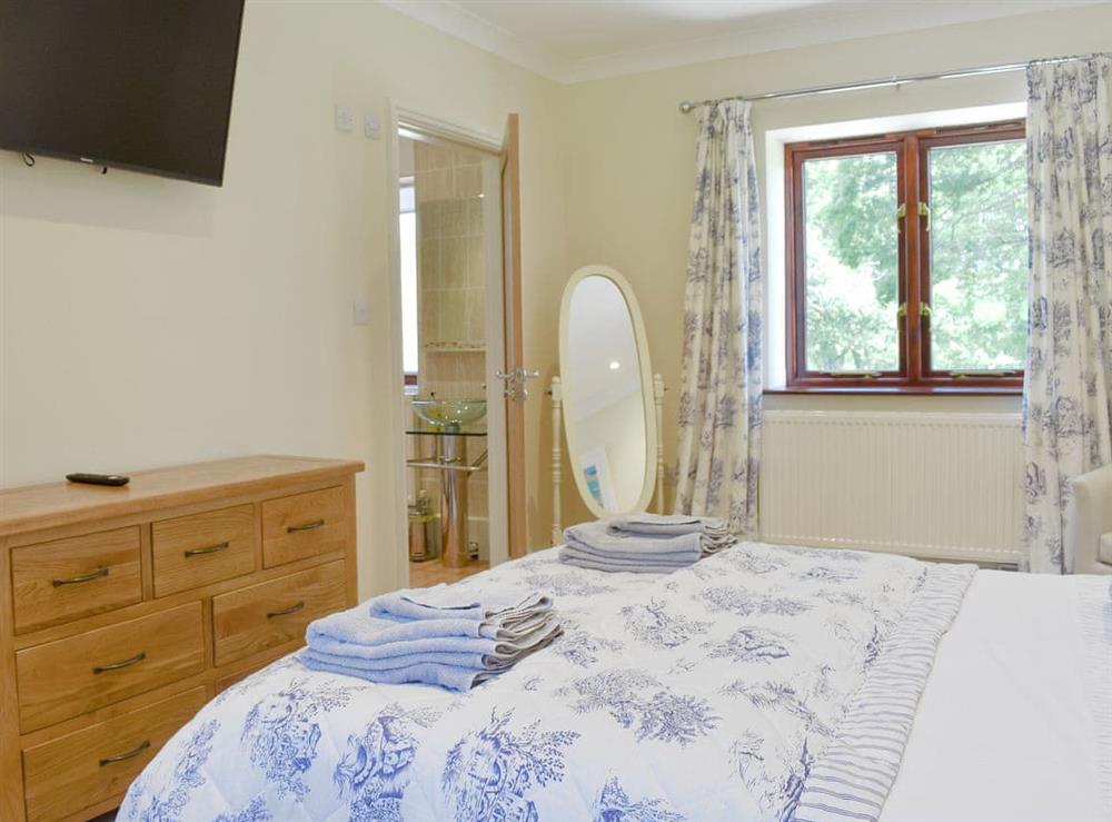 Double bedroom with en-suite abthroom at The Oaks, 