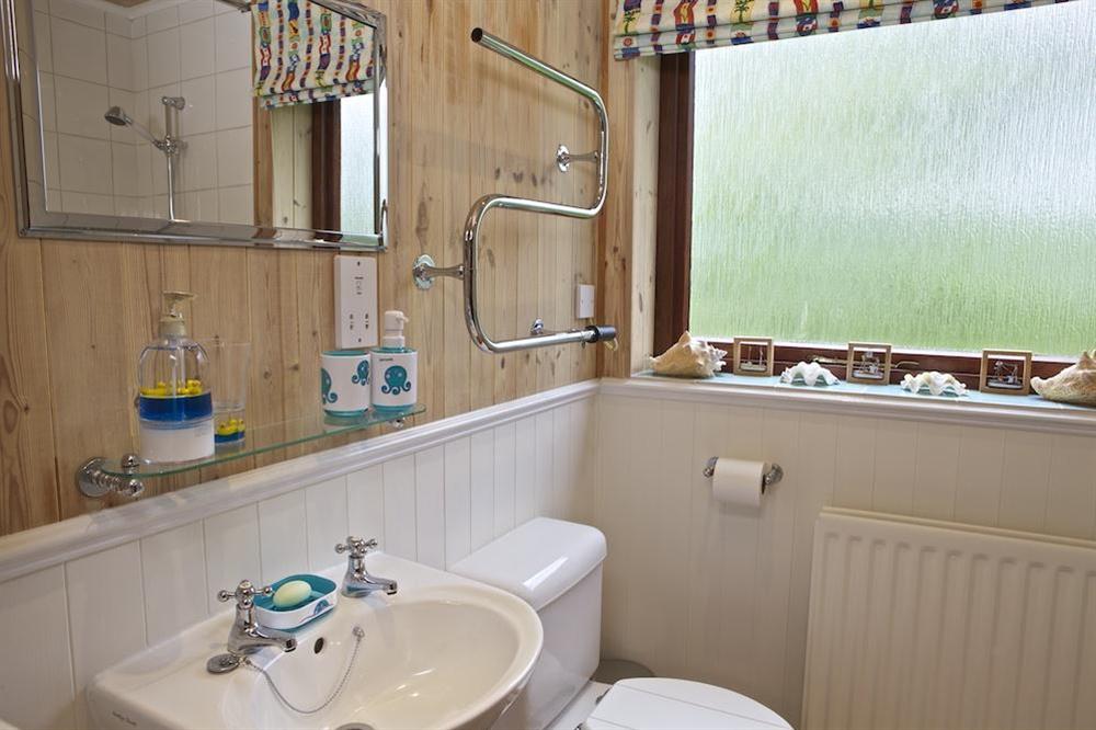 Family bathroom at Treetops in Moult Hill, Salcombe