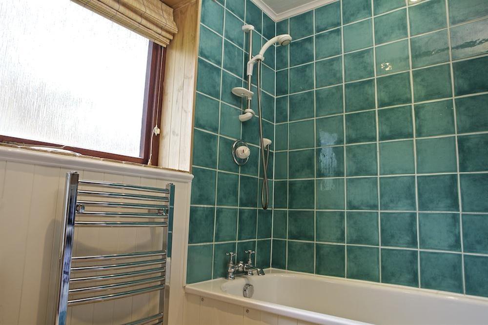 Master bedroom en suite bathroom with bath at Treetops in Moult Hill, Salcombe