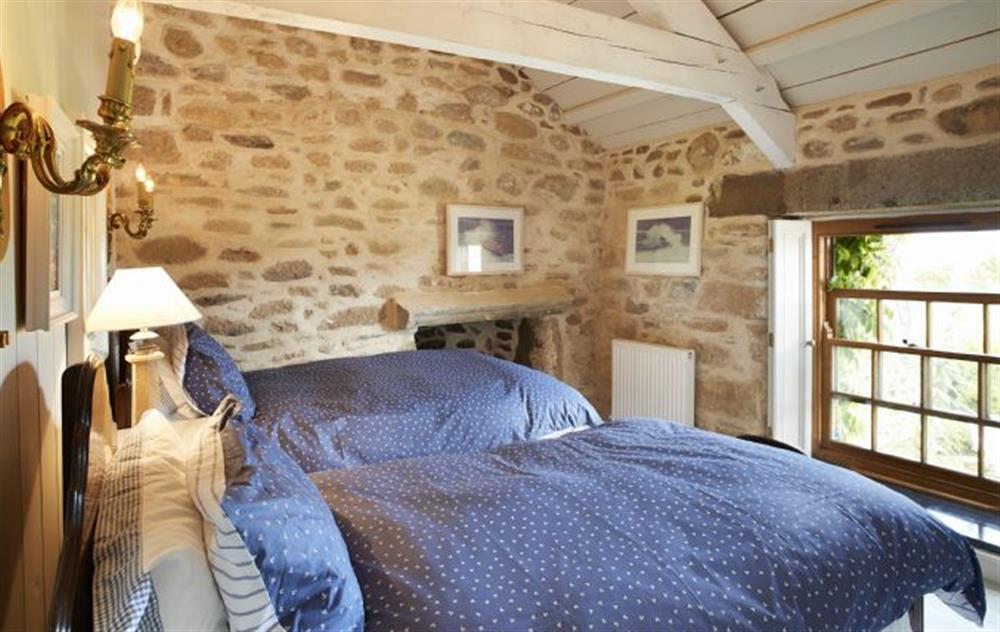 Twin bedroom with two 3’ single beds at Tregadjack Farmhouse, Tregathenan
