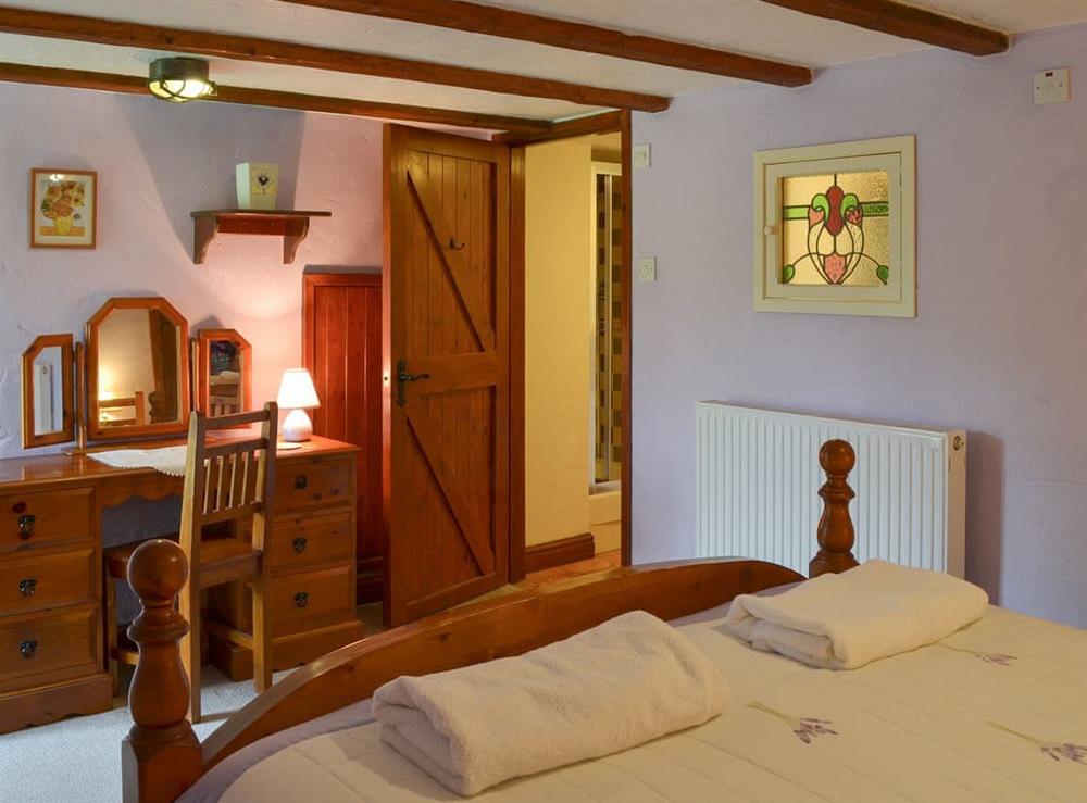 Double bedroom with en-suite at Provence, 