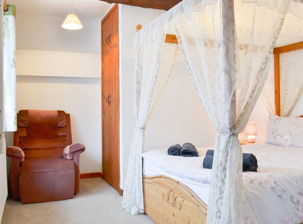 Romantic four poster bedroom at Stable, 