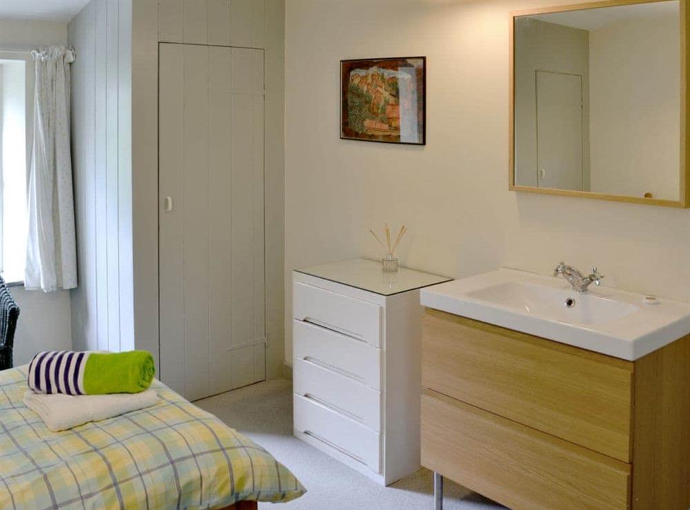Twin bedroom with washing facilities at Paget, 