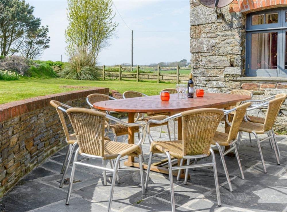 Sitting-out-area at Trescowthick Barn in St Newlyn, Cornwall