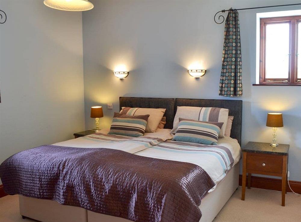 Twin bedroom with zip and link beds at Trescowthick Barn in St Newlyn, Cornwall