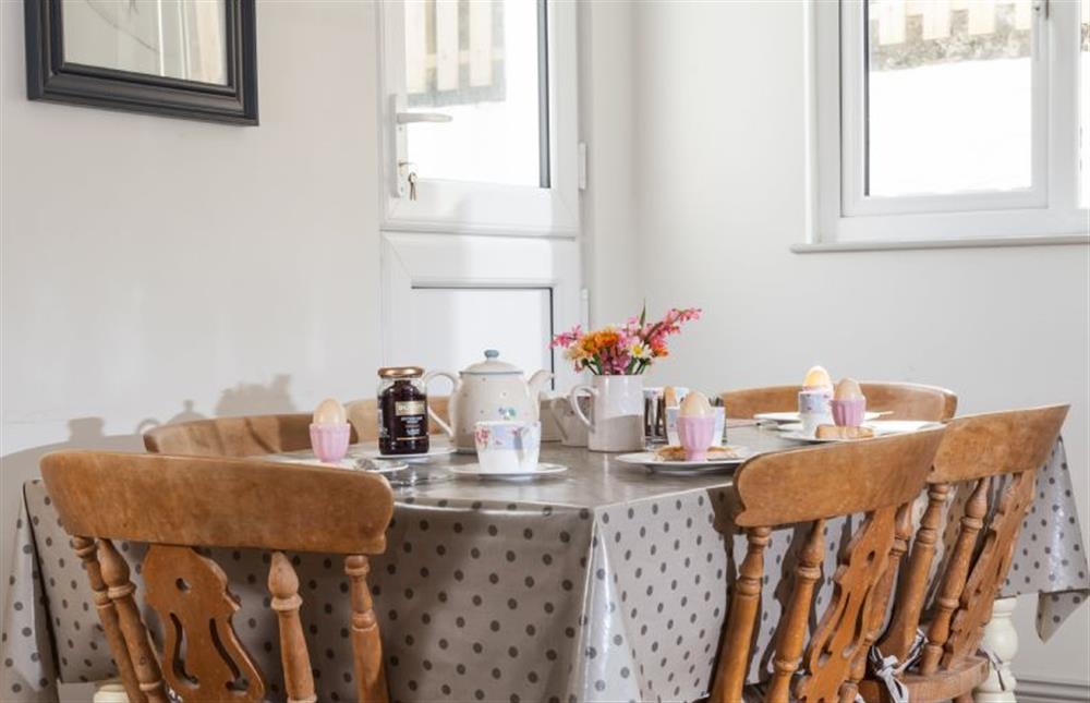 Trevarrow Cottage, Cornwall: Gather around for a home cooked meal at Trevarrow Cottage, Coverack