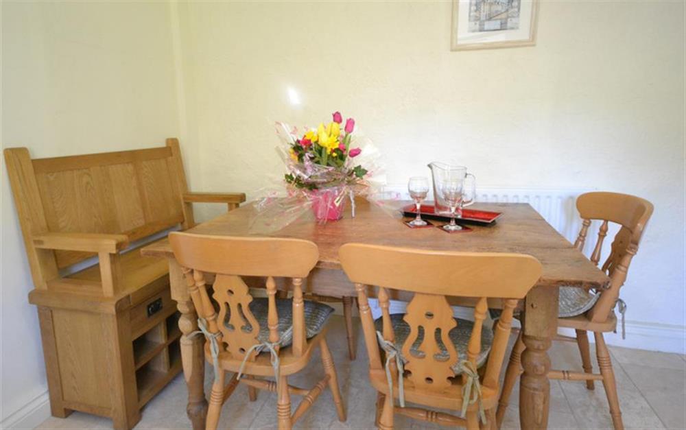 The dining table and settle in the large kitchen at Treverbyn Vean Stable in St Neot
