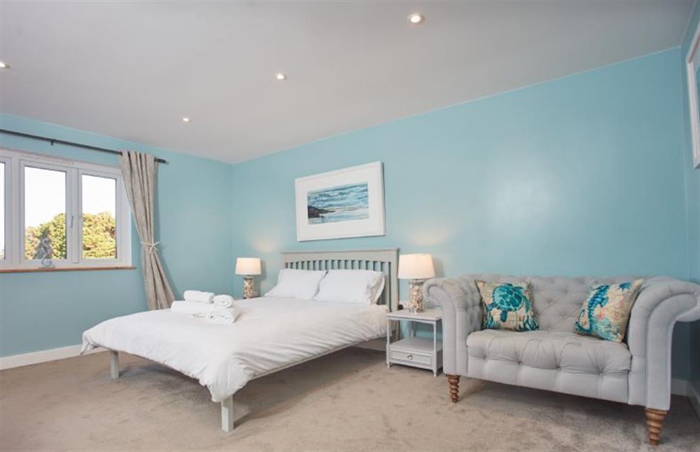 Treveth Lowen, Cornwall: Bedroom three with a king-size bed and access to the family bathroom and bedroom four