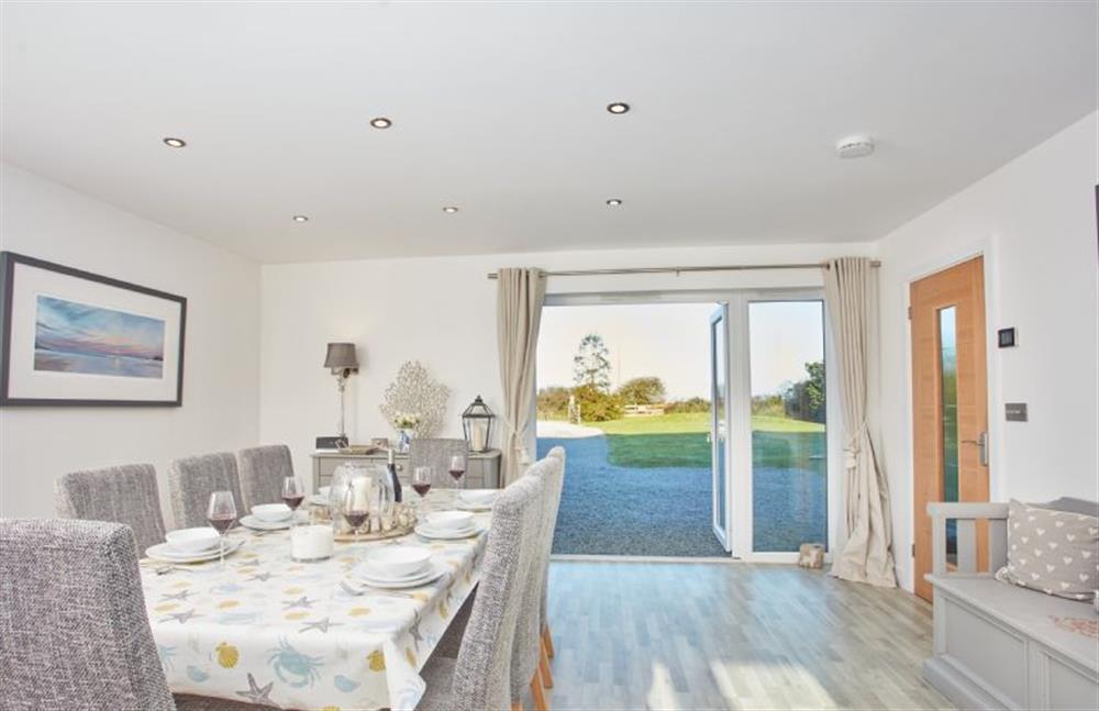 Treveth Lowen, Cornwall: Enjoy wonderful family meals in this bright and open space