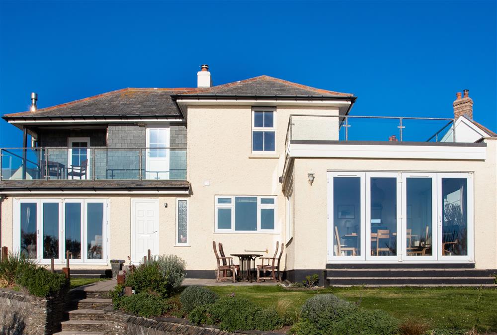 Trewalder is a stunning holiday home which spills out onto the beautiful Treyarnon Bay at Trewalder, Treyarnon Bay, St Merryn