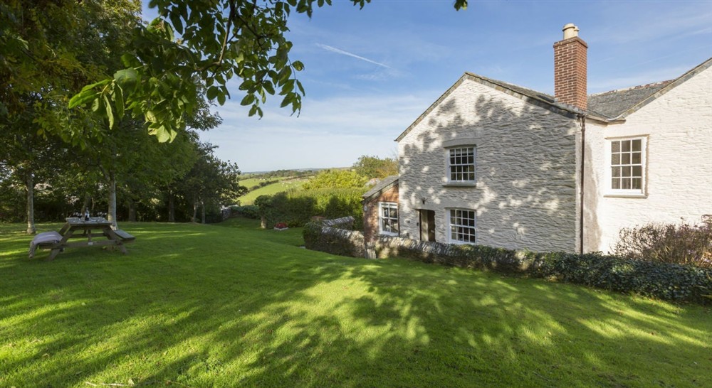The exterior and garden at Triggabrowne Meadow Cottage in Lanteglos-by-fowey, Cornwall