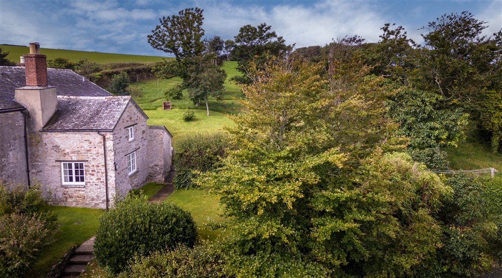 The exterior of Triggabrowne Dairy Cottage, Cornwall at Triggabrowne Meadow Cottage in Lanteglos-by-fowey, Cornwall