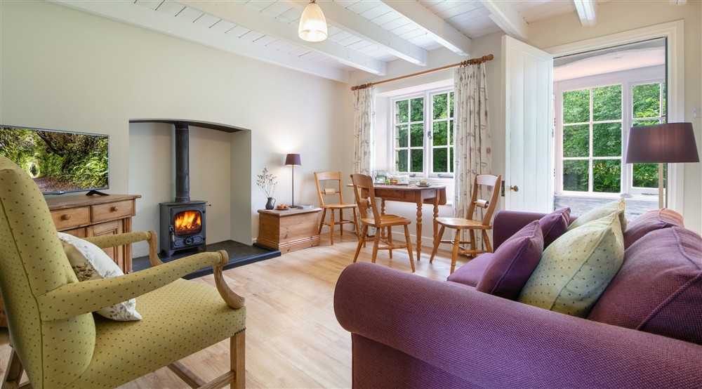 The sitting and dining room at Triggabrowne Meadow Cottage in Lanteglos-by-fowey, Cornwall