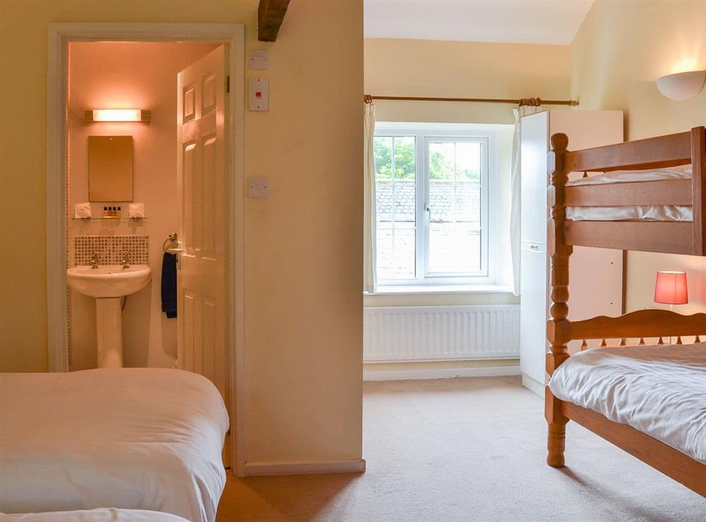Bedroom with twin beds and children’s bunk beds at Granary, 