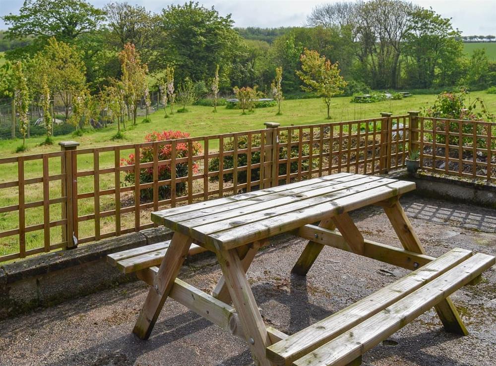 Garvelled garden with picnic-style table at Lee Studio, 