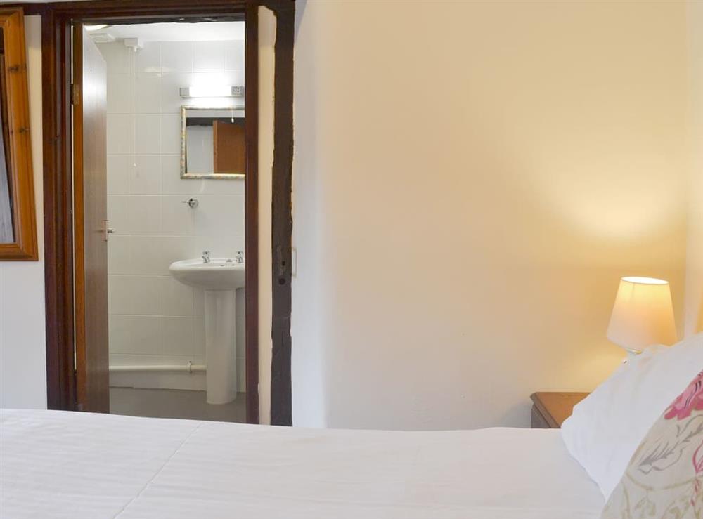 Peaceful en-suite double bedroom at Mill Apartment, 