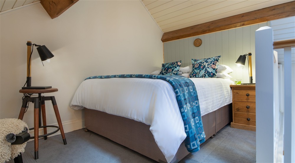 The mezzanine bedroom at Trinity Cottage in Exeter, Devon