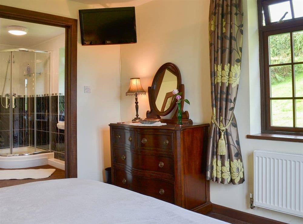 Delightful double bedded room with en-suite at Tripp Cottage in St Neot, near Liskeard, Cornwall