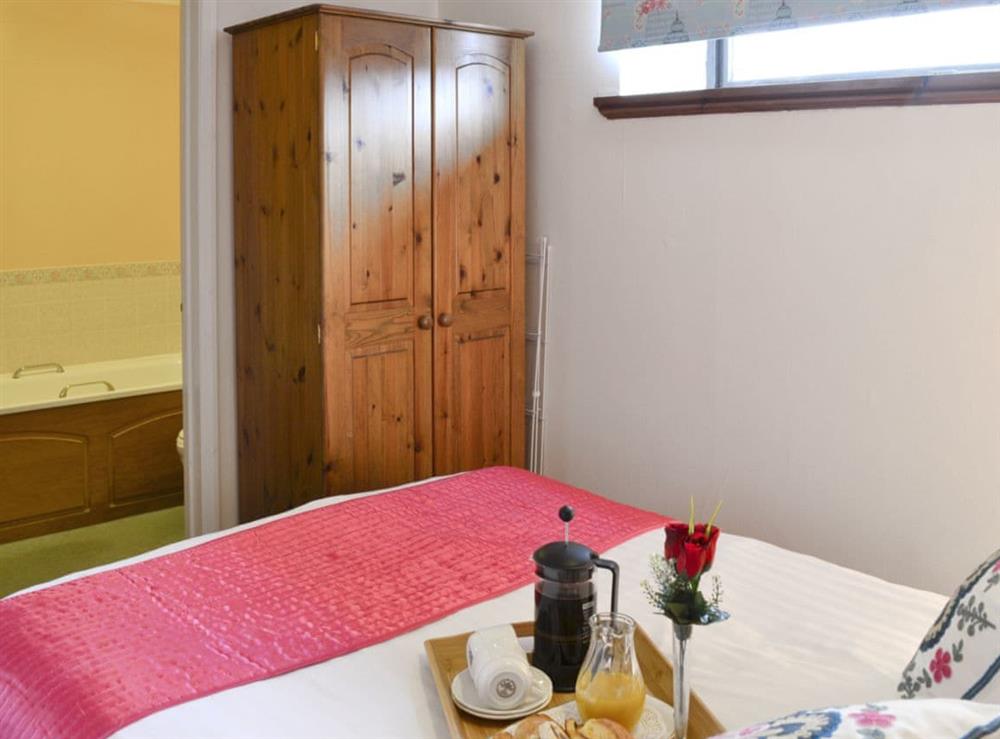 Comfortable double bedroom with en-suite bathroom at Primrose Cottage, 