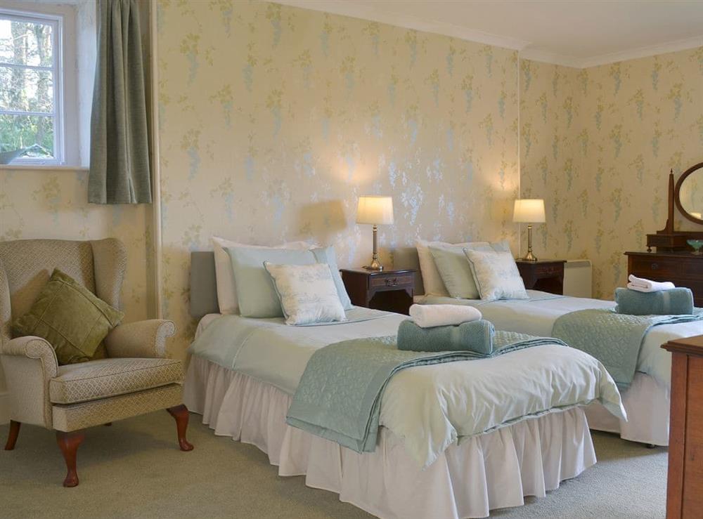 Spacious twin bedroom at Tristans in Lostwithiel, Cornwall