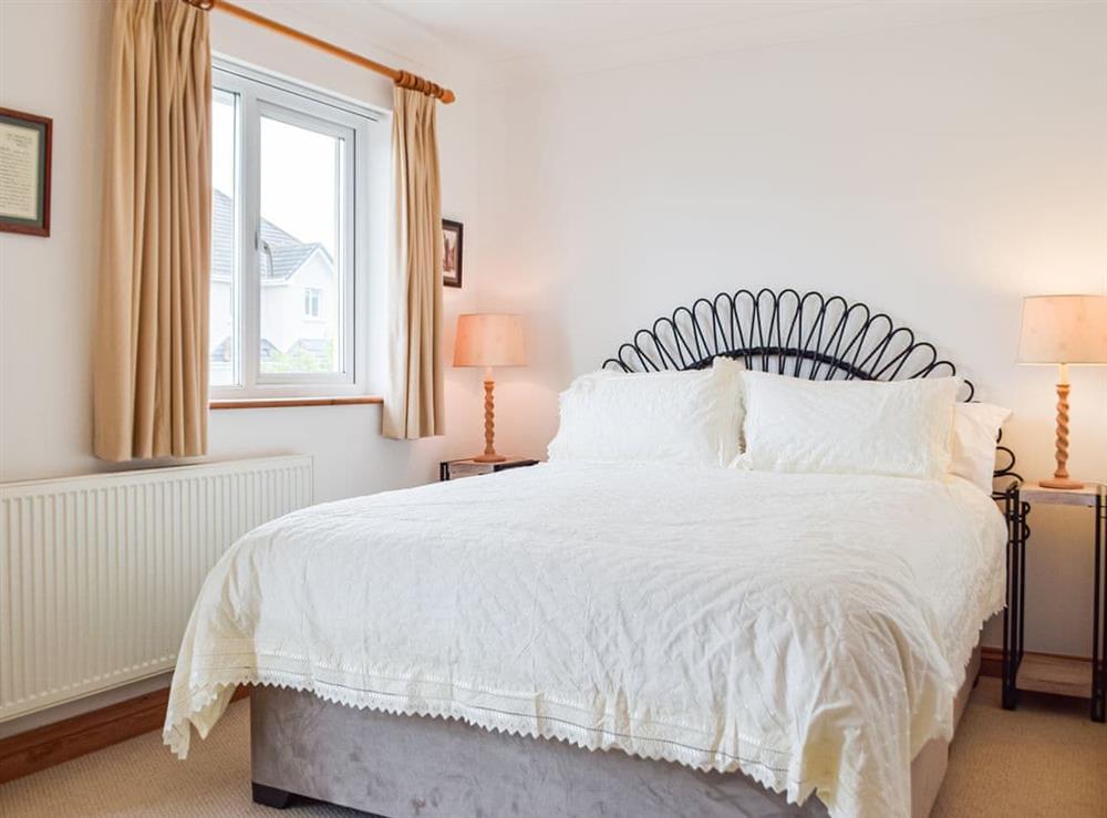 Double bedroom at Trondra in Ferryside, Dyfed