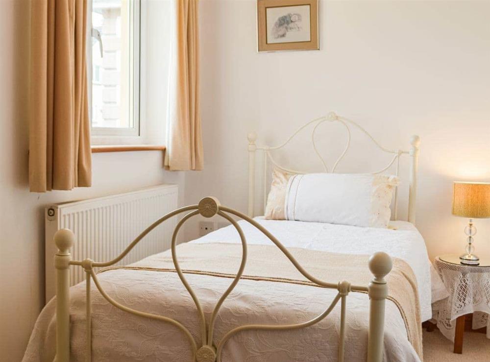 Single bedroom at Trondra in Ferryside, Dyfed