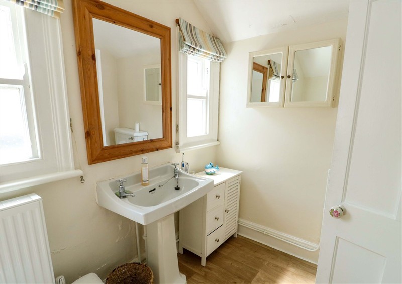 The bathroom at Trwst Y Don, Rhosneigr