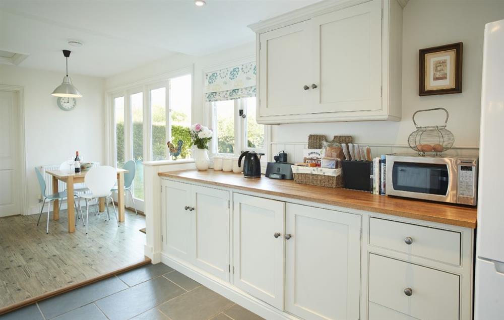Fully fitted kitchen with separate breakfast table and chairs at Tufton Croft, Wittersham