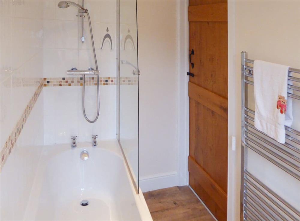 Lovely bathroom with shower over bath at Tuppence Cottage in Dulverton, Somerset