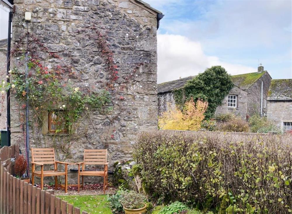 Peaceful garden with seating at Turf Cottage in Kettlewell, Morayshire