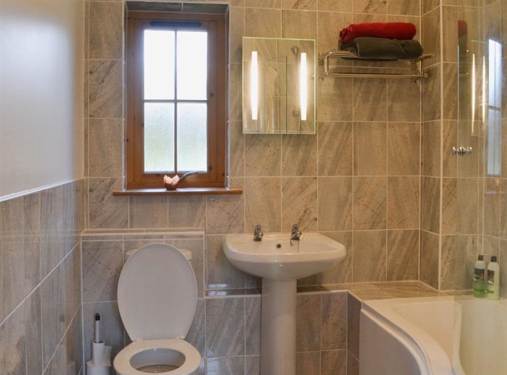 Delightful en-suite with shower over the bath at Turin Nurin Cottage in Tomatin, near Inverness, Inverness-Shire