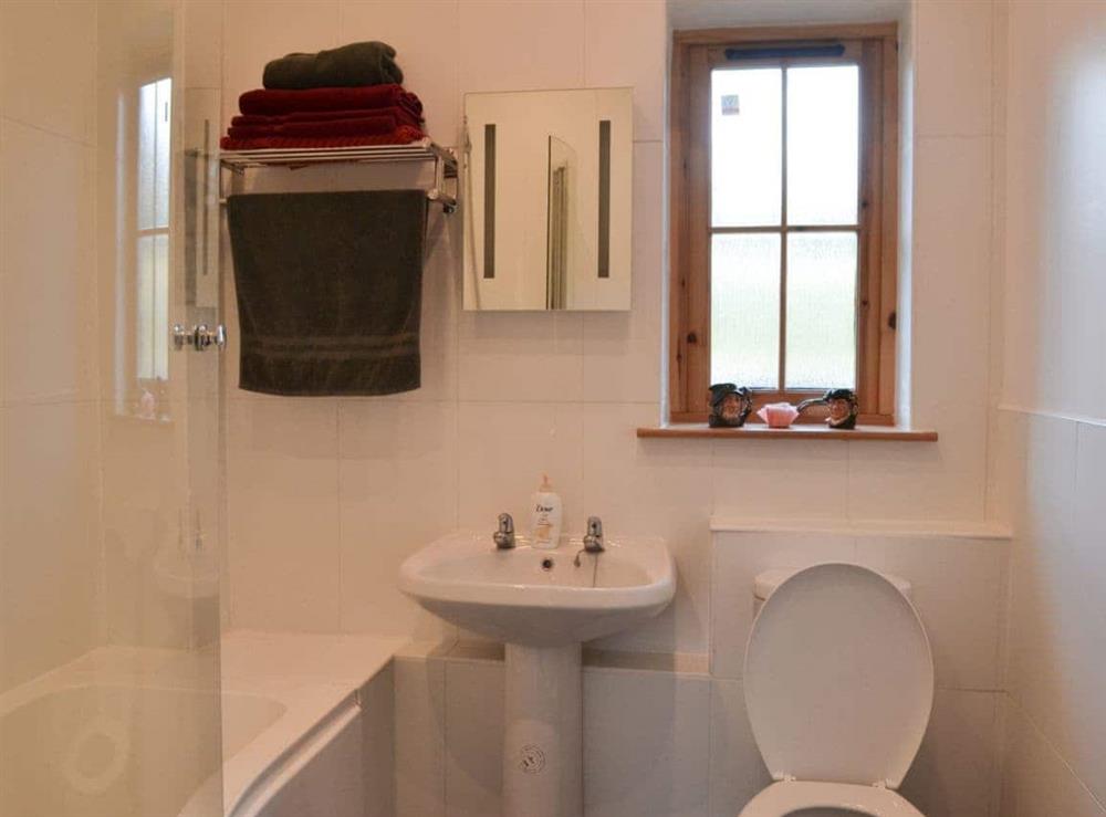 En-suite to the twin bedroom at Turin Nurin Cottage in Tomatin, near Inverness, Inverness-Shire