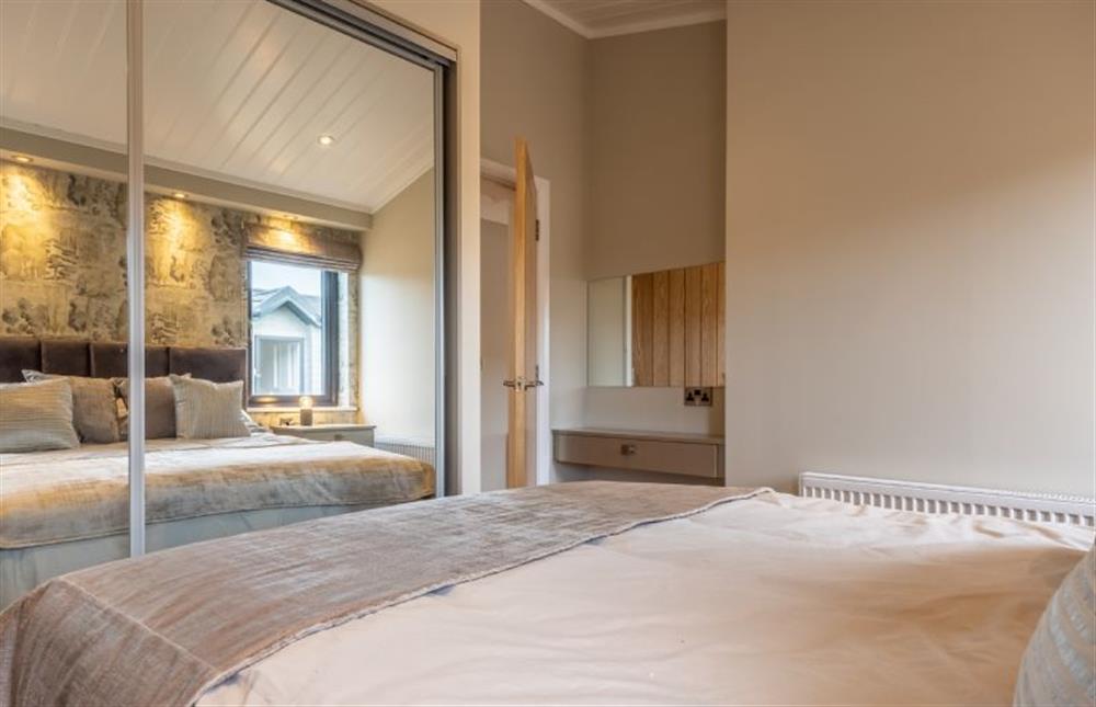 Ground floor: Master bedroom (photo 2) at Twelve Burnham Lodge, Burnham Market near Kings Lynn