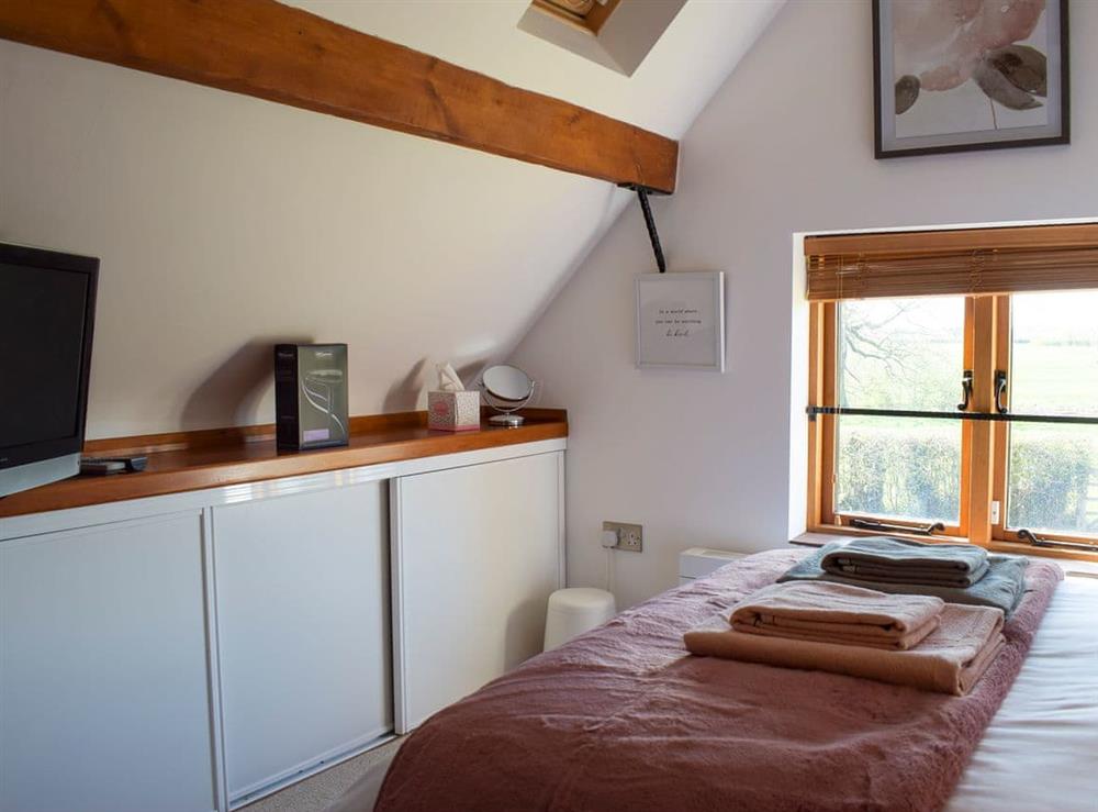 Double bedroom (photo 2) at Twin Oaks in Crudgington, near Telford, Shropshire