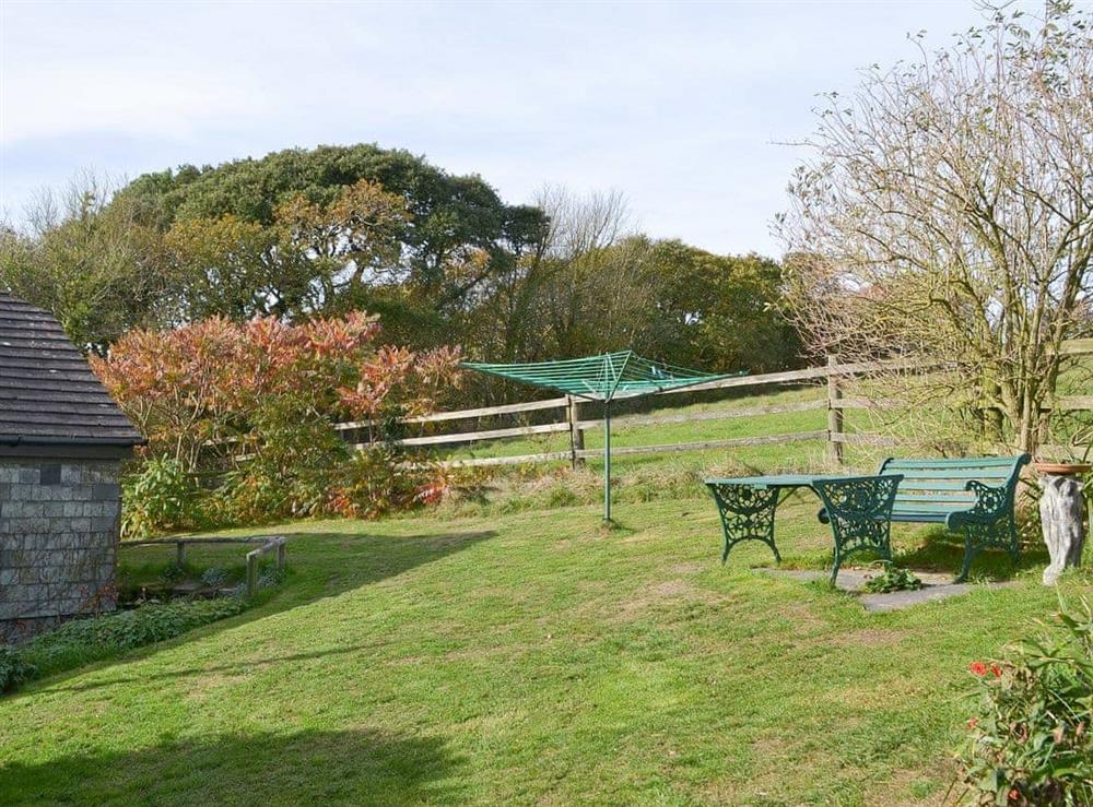 Large lawned garden with seating at Twitchers in Rame, Torpoint, Cornwall
